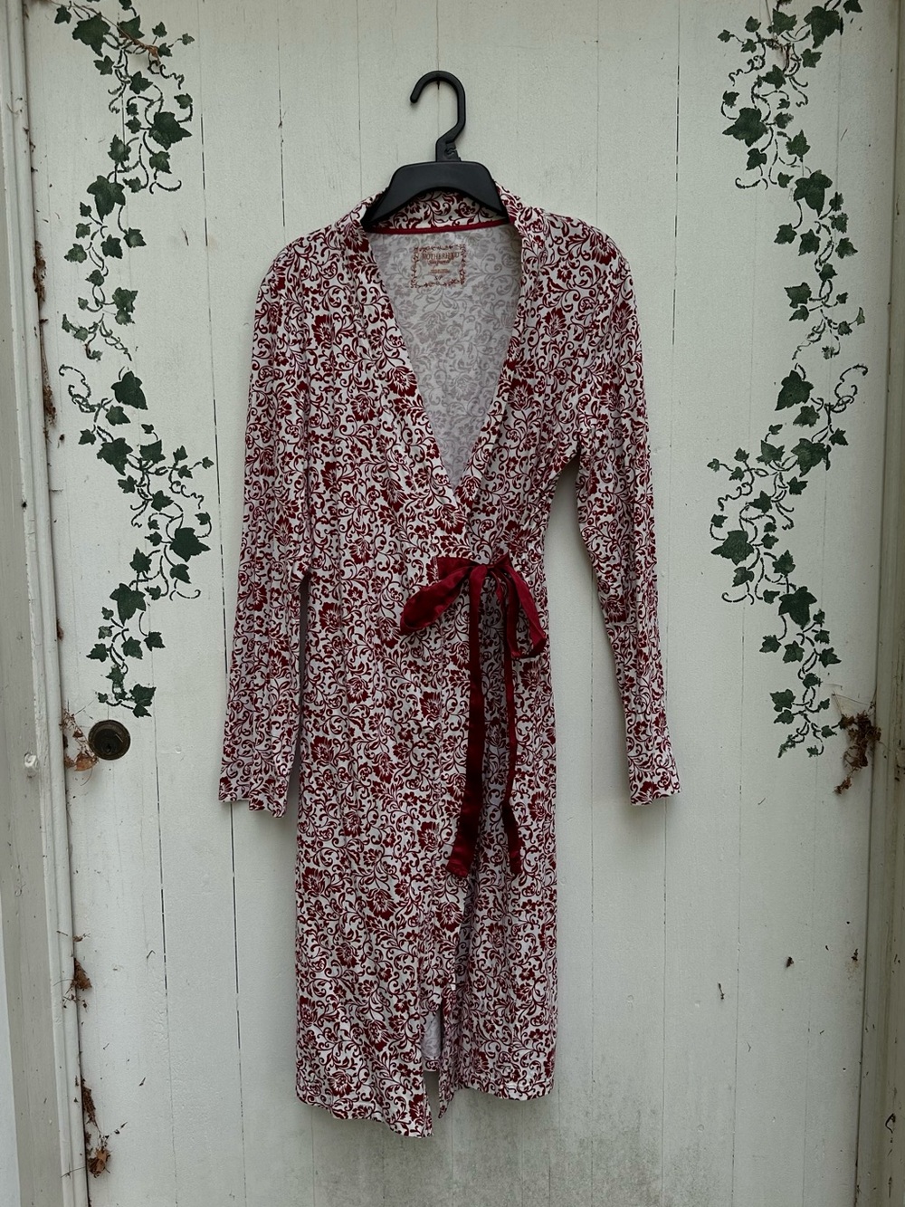 Double-Tie Red Floral Tie-Waist Breastfeeding Maternity Robe in Red Paisley
